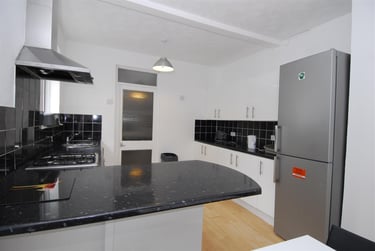 4 bed house, Beaumont Road, St Judes, Plymouth, PL49BN - Image 2